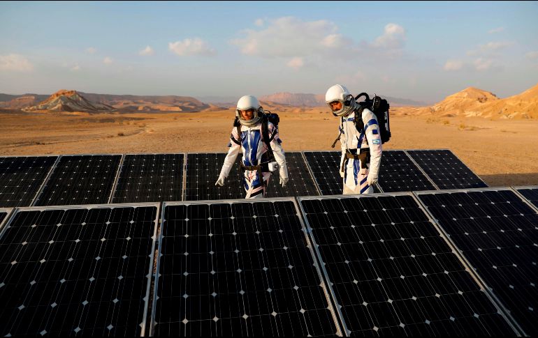 Los investigadores mostraron a periodistas cómo trabajan en el proyecto. Aquí junto a paneles solares del D-MARS. AFP/M. Kahana