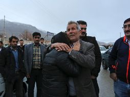Familiares de las víctimas mortales lloran al conocer el hallazgo. AP/A. Khodaei