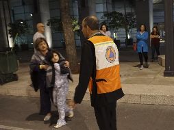 Personal de Protección Civil apoya en las labores de evacuación de edificios luego de que el sismo se sintiera en la Ciudad de México. AFP/Y. Cortez