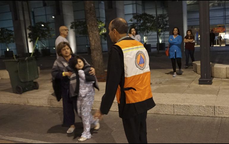 Personal de Protección Civil apoya en las labores de evacuación de edificios luego de que el sismo se sintiera en la Ciudad de México. AFP/Y. Cortez