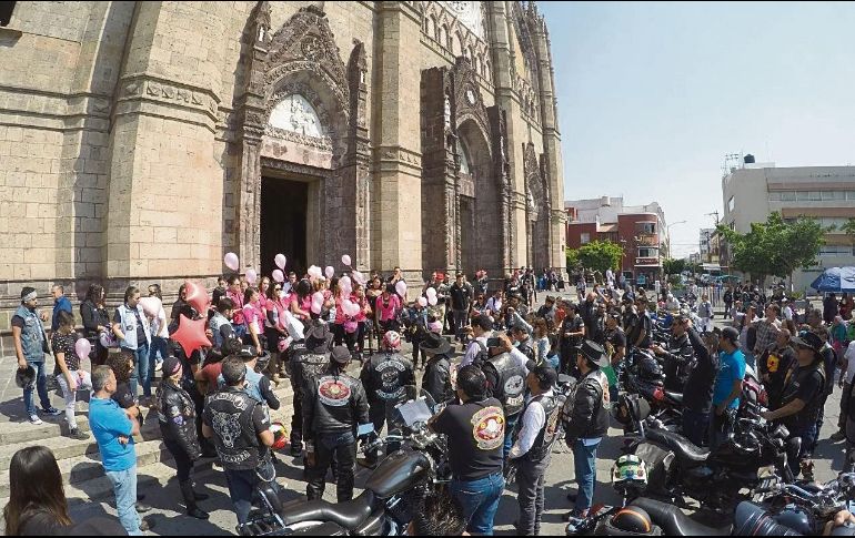 Mientras los motociclistas arreciaban sus motores, decenas de globos rosas viajaron por el cielo. EL INFORMADOR/A. Camacho