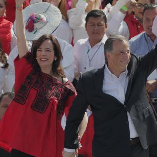 Juana Cuevas viste blusa elaborada por artesanas tlaxcaltecas