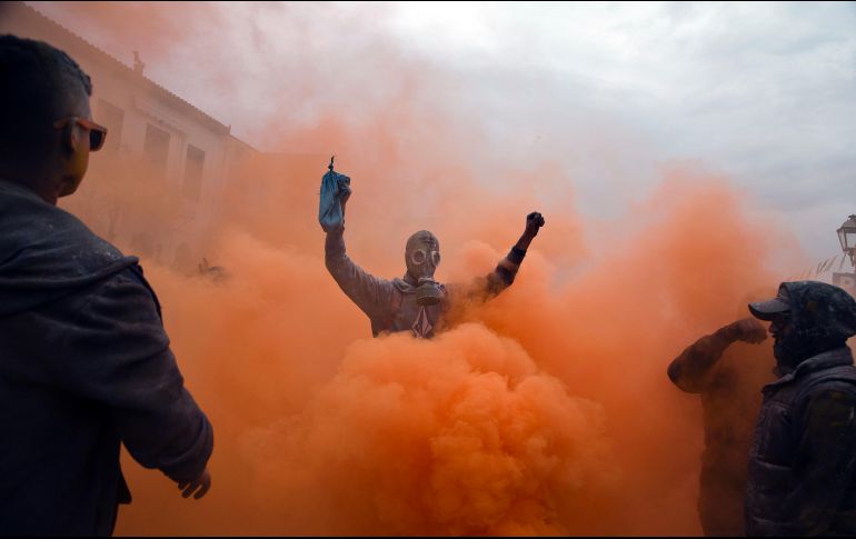 Una guerra de harina se realiza en Galaxidi, Grecia, para marcar el fin de la temporada de carnavales. AP/P. Giannakouris