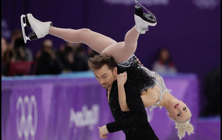 Penny Coomes y Nicholas Buckland, de Inglaterra, presentan su programa corto en la competencia olímpica de patinaje artístico en Gangneung, Corea del Sur. AP/J. Jacobson