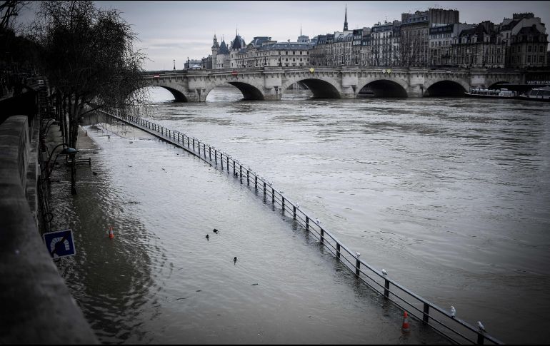El río Sena se desborda en el centro de París, Francia. AFP/S. De Sakutin