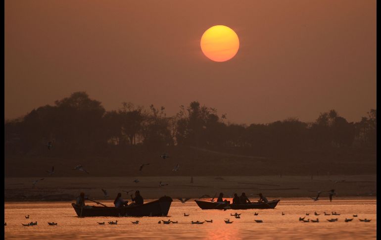 Botes trasladan a personas en la confluencia de los ríos Yamuna y Ganges, en Allahabad, India. AFP/S. Kanojia