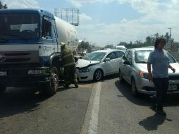 Luego del accidente fue cerrado un carril de la carretera en dirección Zapotlanejo - Guadalajara, para realizar la limpieza del combustible y evitar otro accidente.  ESPECIAL/