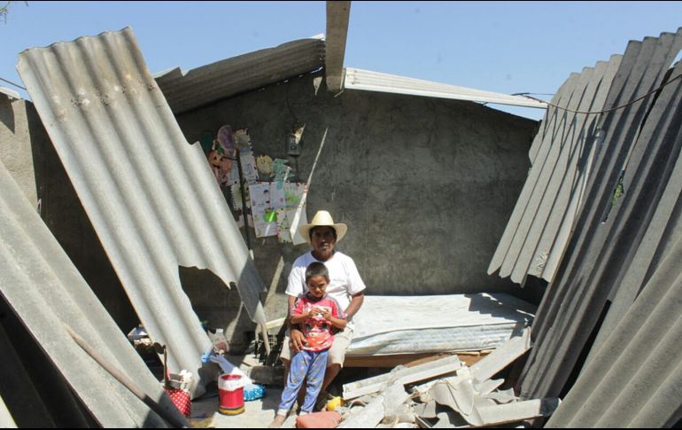 Las regiones más afectadas por el sismo de magnitud 7.2 ocurrido el pasado viernes a 11 kilómetros al sur de Pinotepa Nacional, son la Costa y Mixteca. EFE/ C. Torres