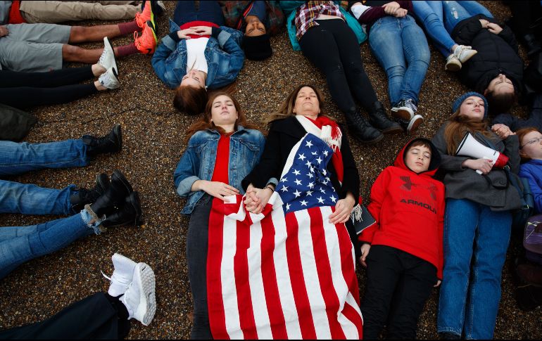 Los adolescentes se presentaron frente a la residencia de Donald Trump para exigir un cambio en el tema de la portación de armas. AP / E. Vucci