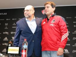 Gustavo Guzmán presentó a Fabricio Bassa como nuevo director deportivo. TWITTER / @atlasfc