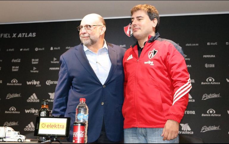 Gustavo Guzmán presentó a Fabricio Bassa como nuevo director deportivo. TWITTER / @atlasfc