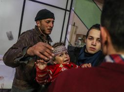 Niños heridos reciben ayuda en un hospital controlado por los rebeldes en Douma. EFE/M. Badra