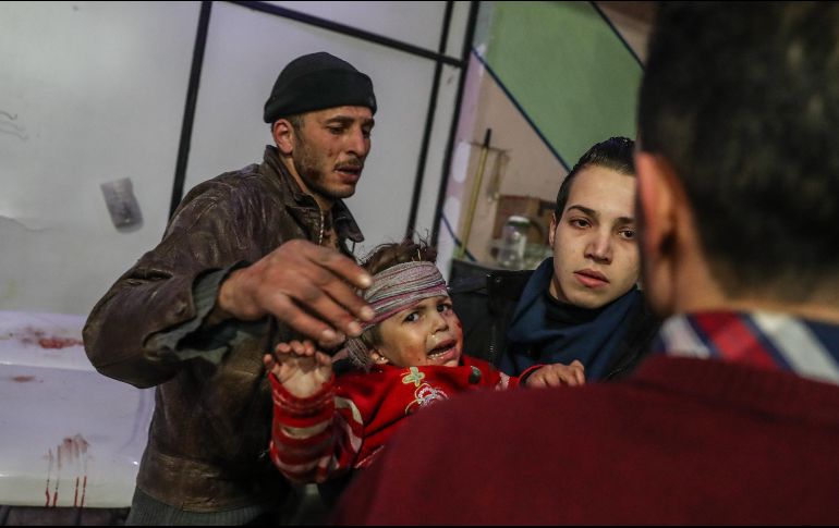 Niños heridos reciben ayuda en un hospital controlado por los rebeldes en Douma. EFE/M. Badra