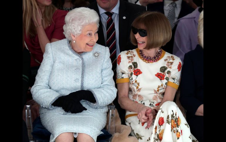 La reina Isabel II de Inglaterra se sienta junto a la editora de moda Anna Wintour en la presentación de la colección de Richard Quinn en Londres. La reina visitó la Semana de la Moda para entregar el premio al diseño británico. AP/Y. Mok