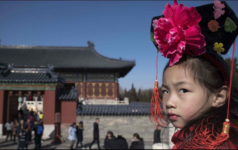 Una niña visita el templo del Cielo en Pekín, China, durante las celebraciones del año nuevo lunar. AFP/N. Asfouri