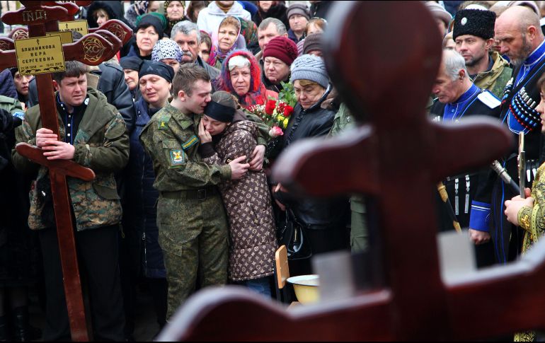 Aspecto del funeral de una de las víctimas del ataque contra feligreses en Kizxlyar, en la región rusa de Daguestán. Al menos cinco personas murieron el domingo, cuando un hombre abrió fuego contra la gente que salía de un templo ortodoxo. AP/M. Sadulayev