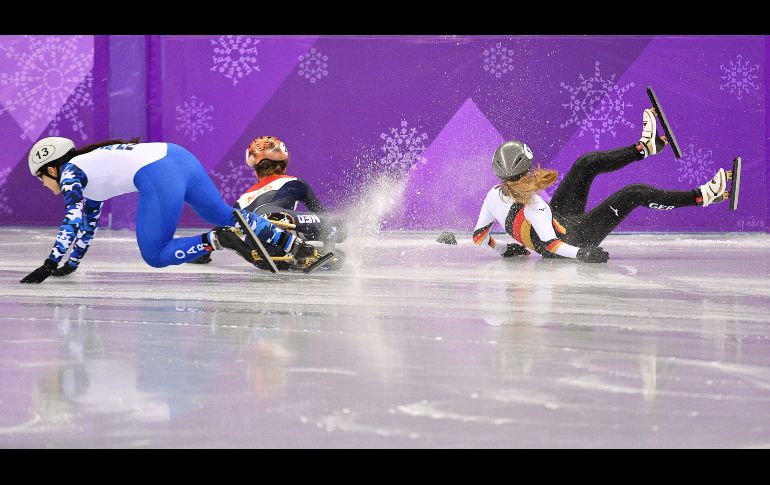 La rusa Sofia Prosvirnova, la holandesa Yara van Kerkhof y la alemana Anna Seidel chocan en una eliminatoria de patinaje de velocidad de 1000 metros en Gangneung.