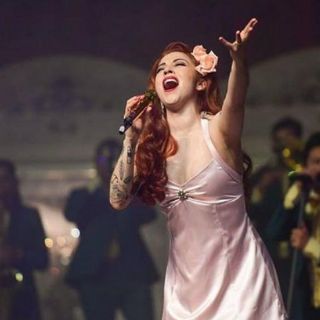 Mon Laferte causa polémica por su manera de bailar