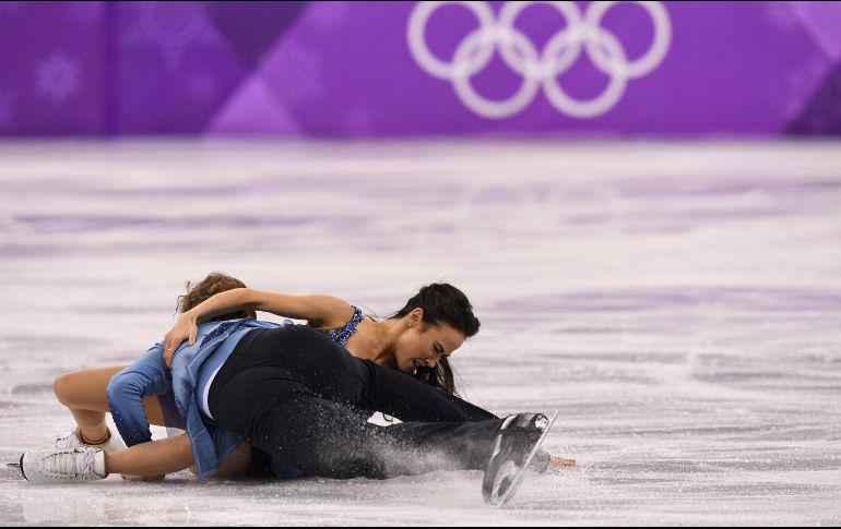 Los estadounidenses Madison Chock y Evan Bates terminan en el suelo durante la prueba libre de patinaje artístico.