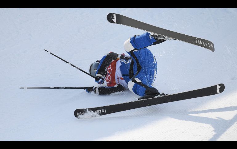 La francesa Marie Martinod cae en una ejecución de la final del halfpipe en el esquí estilo libre. Martinod se quedó con la plata. AFP/L. Venance