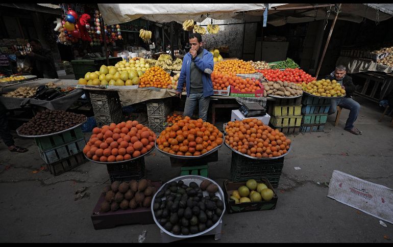 Un palestino vende fruta en Fras, el mercado popular más grande en el centro de la ciudad de Gaza, en la Franja de Gaza. EFE/M. Saber