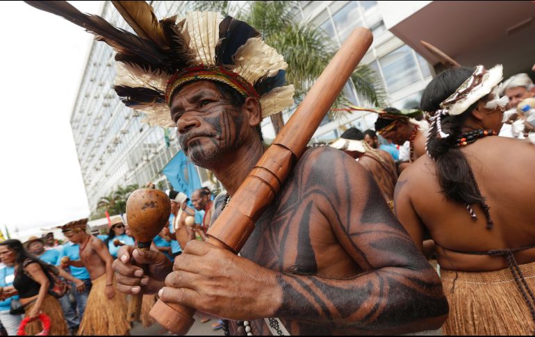 Indígenas de la etnia Pataxo protestan en la Explanada de los Ministerios para pedir la demarcación de tierras y un mejor servicio de salud en Brasilia, Brasil. EFE/J. Alves