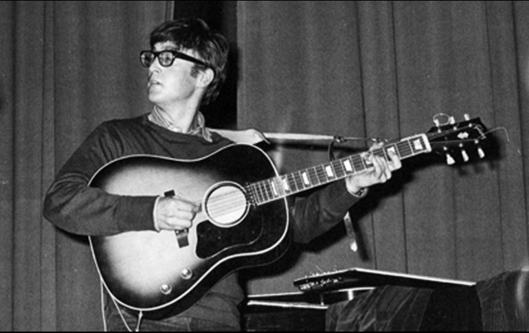 Historia. John Lennon tocando una Gibson. ESPECIAL