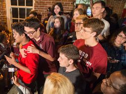 Algunos sobrevivientes de la reciente matanza perpetrada por un joven de 19 años acudieron al Congreso para manifestarse. AP/M. Wallheiser