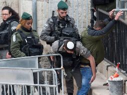 Policías fronterizos israelíes cachean a un palestino en la Puerta de Damasco durante las medidas de seguridad rutinarias en la ciudad de Jerusalén. EFE/A. Safadi