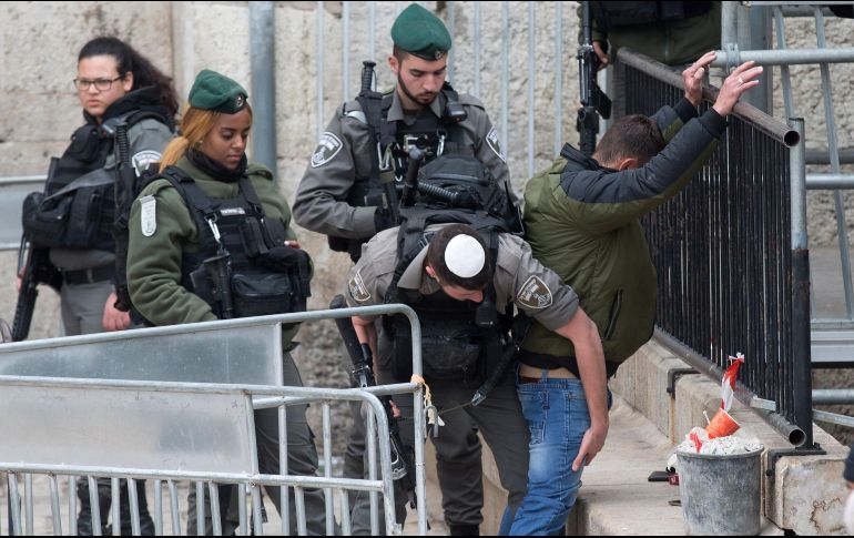 Policías fronterizos israelíes cachean a un palestino en la Puerta de Damasco durante las medidas de seguridad rutinarias en la ciudad de Jerusalén. EFE/A. Safadi