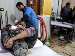 Un hombre herido tras un bombardeo al este de Guta es atendido en un hospital de Duma. EFE/M. Badra