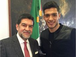 Alfredo Pérez Bravo publicó en su cuenta de Twitter una imagen donde aparece junto al ex delantero de las Águilas del América, con la bandera tricolor al fondo. TWITTER / @PerezBravoA