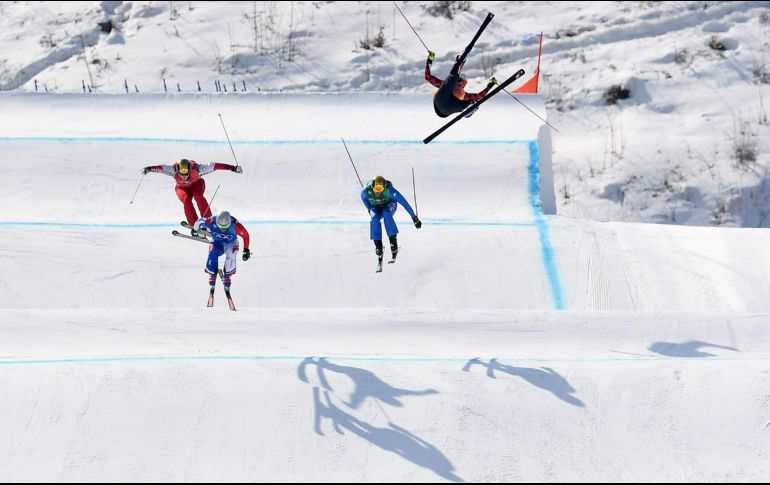 El canadiense Christopher Delbosco (d) cae mientras el francés Francois Place (2 i) lidera una competencia de esquí cross en los Juegos Olímpicos de Pyeongchang, Corea del Sur. AFP/L. Venance