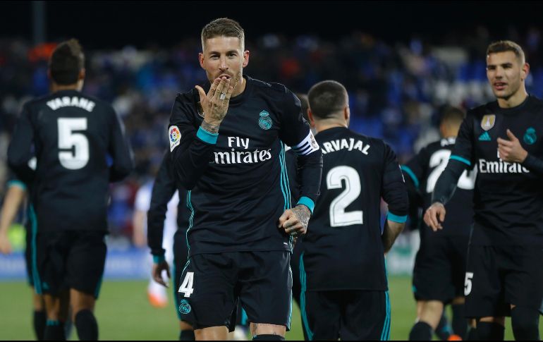 Sergio Ramos anota el tercer gol del Real Madrid de penalti, en tiempo de reposición. AP/F. Seco