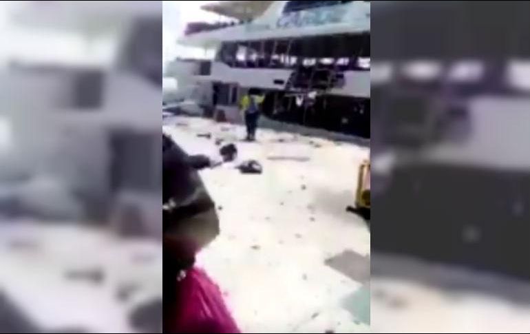 Poco después del medio día se registró una explosión en una parte de la embarcación en la que viajaban los turistas. YOUTUBE / Noticias México TV