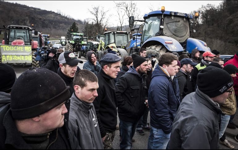 Campesinos bloquean una autopista cerca de Lyon, Francia, en una protesta contra las negociaciones comerciales del Mercosur y la Unión Europea. AFP/J. Ksiazek