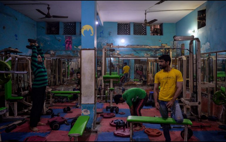 Hombres hacen ejercicio en uno de los gimnasios más antiguos de Nueva Delhi, India. AFP/C. Khanna