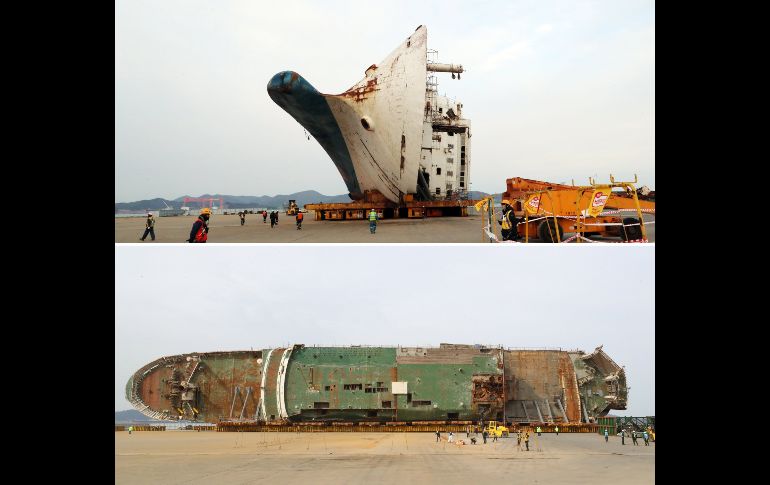El ferry Sewol recuperado se reacomodó desde su posición original (arriba), a una girada (abajo) previo a colocarlo en vertical para facilitar la búsqueda de desaparecidos, en Mokpo, Corea del Sur. El ferry se hundió en 2014 y dejó más de 300 muertos. EFE/YONHAP