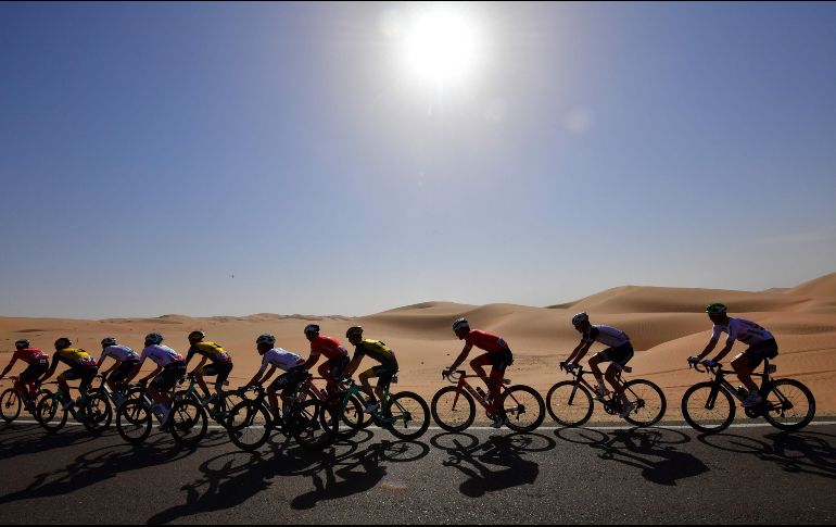 El pelotón compite en la primera etapa del Tour de Abu Dhabi, en la capital de Emiratos Árabes Unidos. AFP/G. Cacace