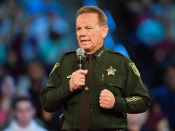 El alguacil del Condado Broward en Florida (EU), Scott Israel, hizo el anuncio tras la matanza que cobró la vida de 17 estudiantes. AP/ M. Laughlin