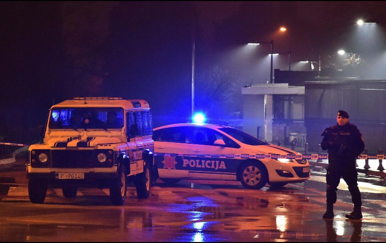 El área alrededor del recinto fue acordonada por la policía. AP / R. Bozovic