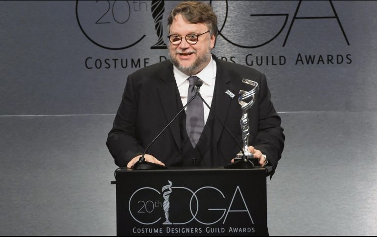 Guillermo del Toro. El director tapatío, al momento de aceptar uno de los dos galardones que cosechó su película en la ceremonia organizada por el Sindicato de Diseñadores. AFP