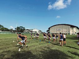 Cancha en malas condiciones. Los rojiblancos cerraron su preparación para enfrentar al Cibao en una cancha de Puerto Plata. TWITTER/@chivas