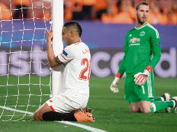 Incrédulo. Luis Muriel abrazó el poste izquierdo y mantuvo los ojos cerrados durante algunos instantes, luego de que el portero David de Gea frenara el balón en una parada increíble. AFP