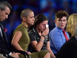Emma González, una de las voces que lideran el movimeinto, reconforta a una de sus compañeras en un evento de CNN. AP/M. Laughlin