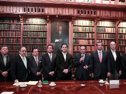 Los dirigentes nacionales del PAN, PRI, PRD, PT, PVEM, MC, Panal y PES, con el secretario de Gobernación (al micrófono). Morena no estuvo representado. SUN/A. Leyva