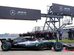 Como su predecesor, el W09 Hybrid tiene un chasis negro, plateado y azul, al que incorpora el 