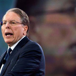 Líder de Asociación del Rifle culpa a demócratas y FBI del tiroteo en escuela