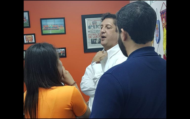 El dirigente (C) indicó que la visita del Guadalajara, con motivo de la Concachampions, marcará un antes y un después en el futbol de su país. EL INFORMADOR / A. Ramírez