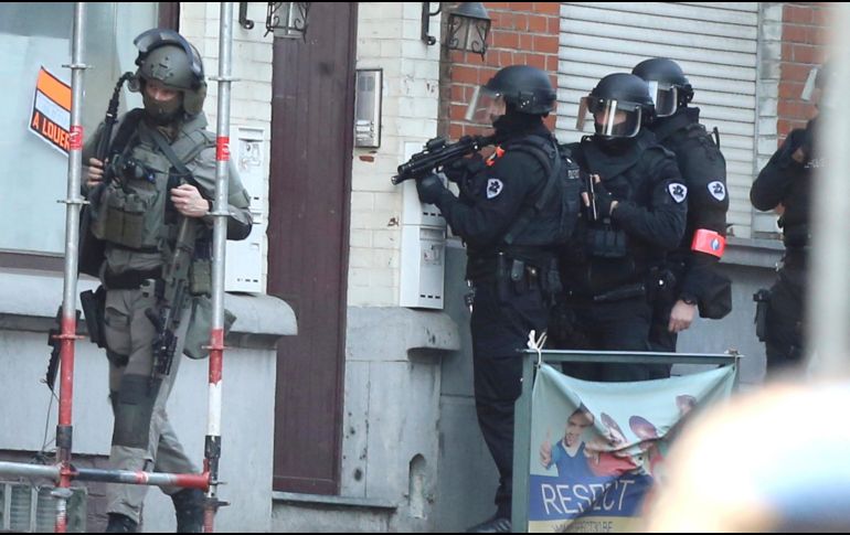 Policías participan en un operativo en Bruselas, Bélgica, luego de reportes de la presencia de un hombre armado. AP/F. Walschaerts